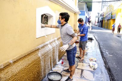 Trabalhadores do entorno do Arquivo Público lavam paredes e calçadas do prédio