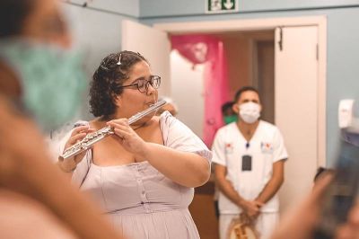 Projeto Sons de Acolhimento leva música a pacientes e profissionais de saúde do hospital Ophir Loyola