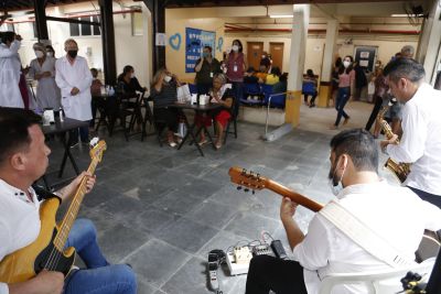 Hospital Ophir Loyola recebe músicos da Amazônia Jazz Band