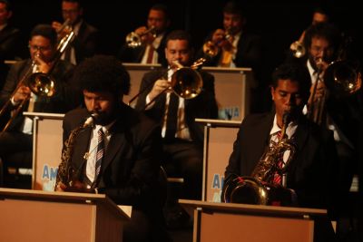 Amazônia Jazz Band mistura jazz com ritmo da sanfona em show eclético