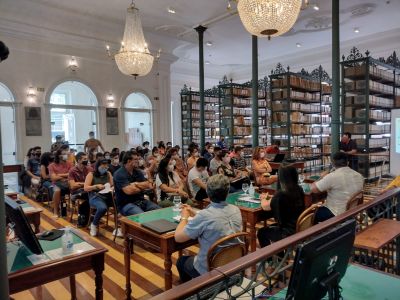 Estudantes e servidores participam de mesa-redonda no Arquivo Público
