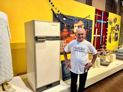 Promesseiro reencontra réplica de geladeira que integra acervo do Museu do Círio