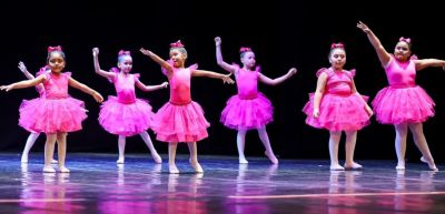 Alunos das UsiPaz celebram o Dia Internacional da Dança no palco do Theatro da Paz
