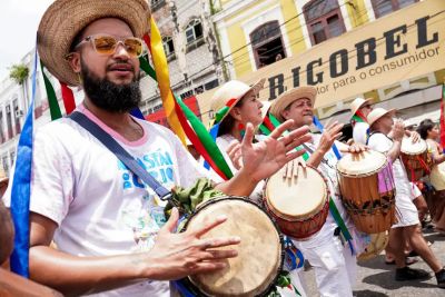 Arrastão do Círio reúne 25 mil pessoas em celebração de fé e cultura popular pelas ruas de Belém